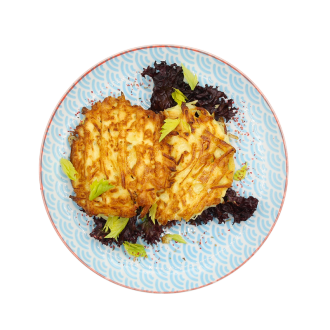 Картофельные вафли с беконом и сметанным соусом