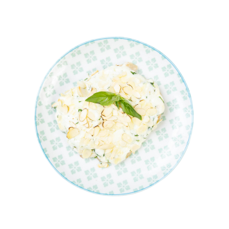 Куриное филе с соусом бешамель и миндалем