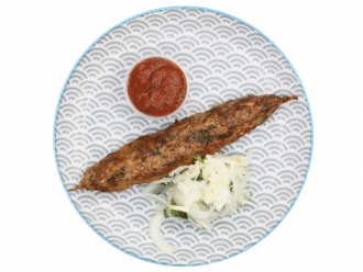 Люля-кебаб из индейки с кетчупом и луком