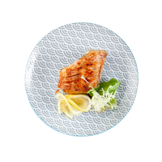 Окунь с перечным соусом и луком фри