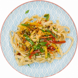 Паста с курицей и овощами