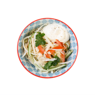 Салат из фунчозы с курицей и овощами