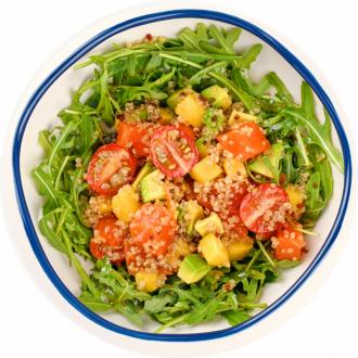 Салат с форелью домашнего посола, авокадо, манго и киноа VIP