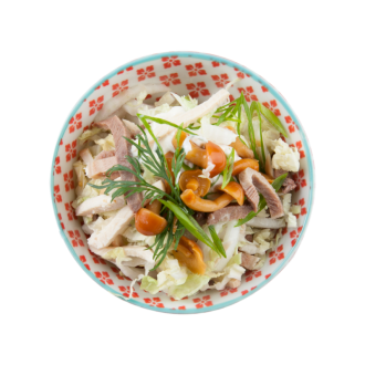 Салат с говяжьим языком, курицей и опятами