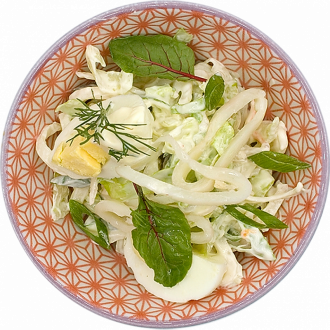 Салат с кальмарами и яичными блинами