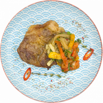 Стейк из свинины с печеными овощами