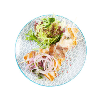 Шашлык из свинины с луком и шашлычным соусом