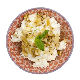 Творог со сметаной, медом и орехами